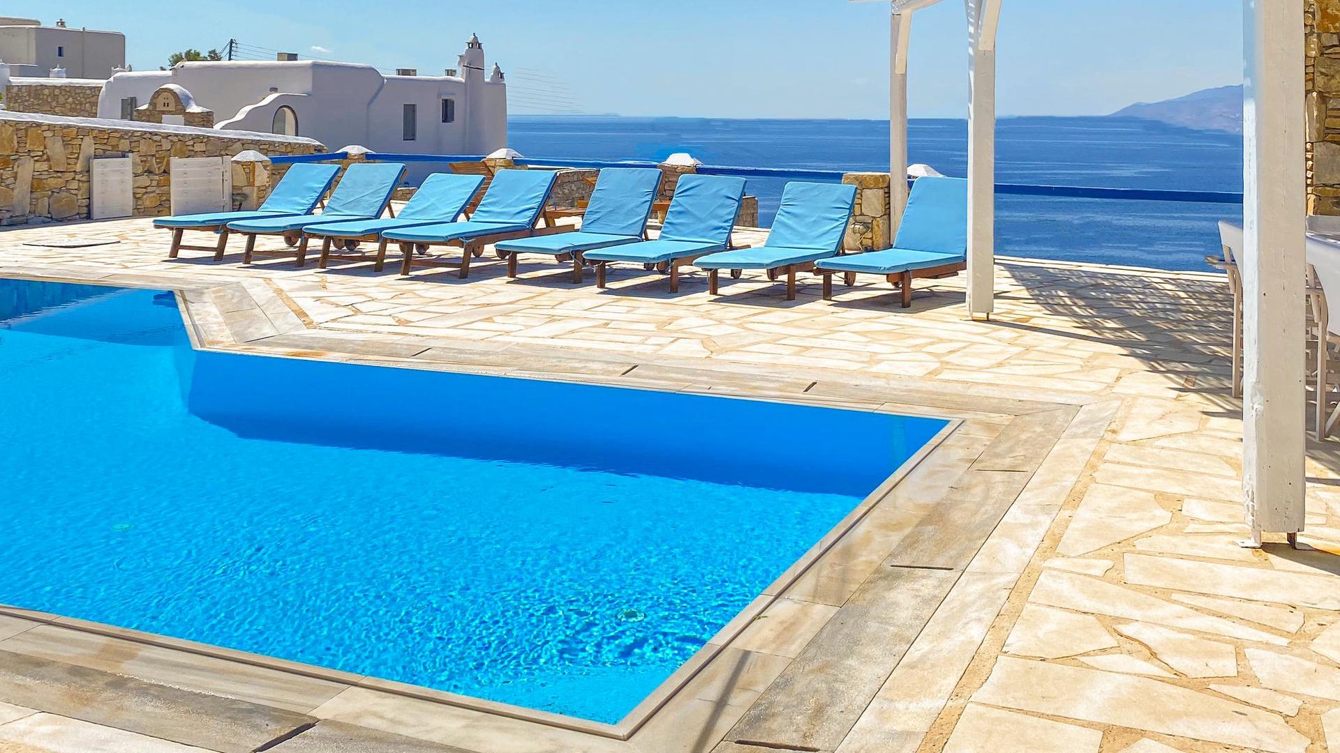 Blue Harmony Suites of Mykonos – Queen Suite for 4 guests